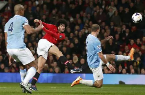 Fellaini al tiro in un match contro il City