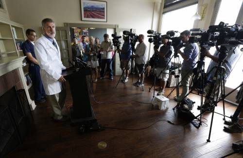 Il dottor David McCray aggiorna la stampa sulle condizioni del dottor Brantly, americano positivo all'Ebola