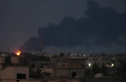 Deposito di carburante in fiamme a Tripoli