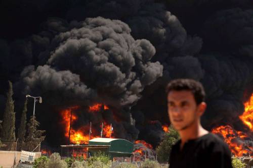 Gaza, ancora bombardamenti e razzi. L'Iran: armare i palestinesi