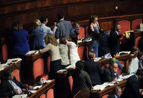 Urla, minacce e gazzarra. In aula scene da terrorismo