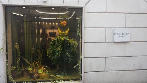Borse "verde-anthurium" e il made in Italy della stilista venuta dall'Est
