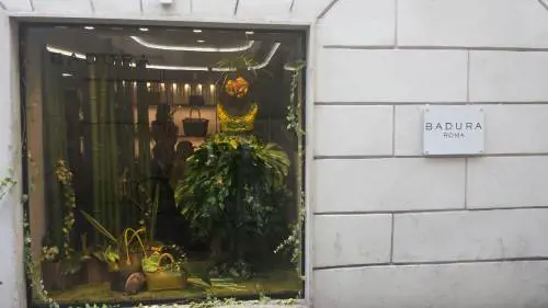 Borse "verde-anthurium" e il made in Italy della stilista venuta dall'Est