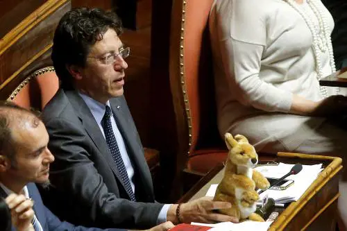 M5S, Buccarella con un canguro sul banco