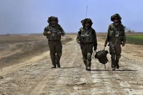 Un gruppo di riservisti di ritorno dai combattimenti a Khan Younis