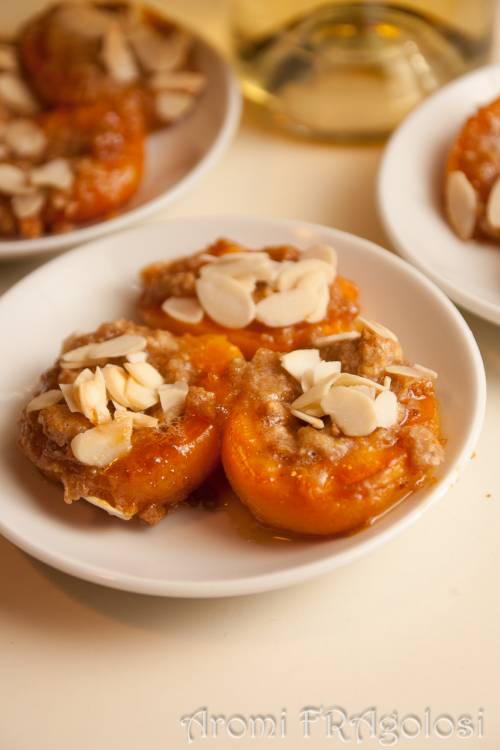Aspettando l'estate, albicocche con amaretti e mandorle