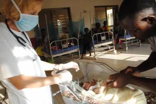 Oms: "L'ebola avanza a una velocità che non riusciamo a controllare"