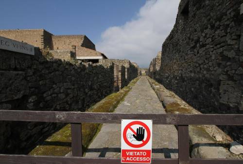 Restituisce un frammento rubato a Pompei dopo mezzo secolo