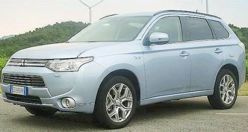 Mitsubishi Outlander anche ibrido-plug in: solo elettrico fa 52 km