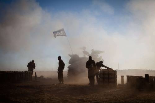 Israele, ritiro parziale da Gaza ma i raid continuano