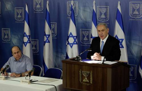 Il premier israeliano Benjamin Netanyahu in conferenza stampa. Accanto a lui Moshe Ya'alon