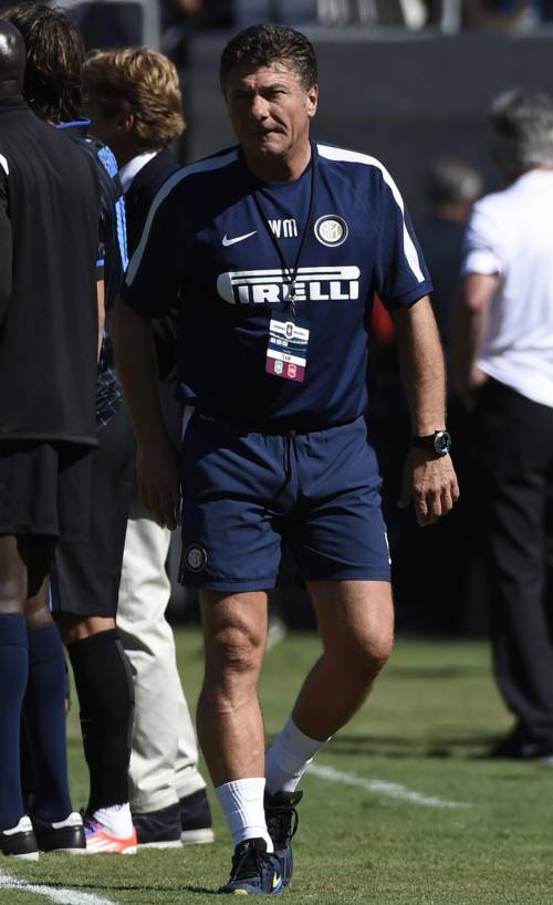 Walter Mazzarri a bordo campo durante un match contro il Real Madrid