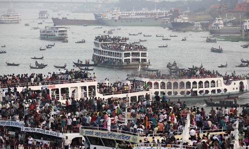 Nella foto d'archivio, traghetti affollati nel porto di Dhaka, in Bangladesh