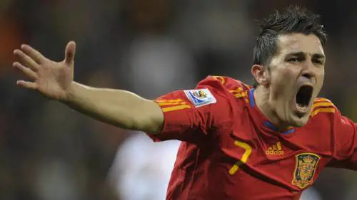 David Villa riabbraccia Iniesta in Giappone