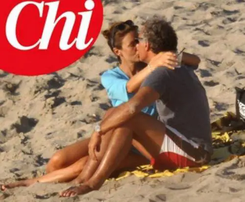 Coccole sulla spiaggia tra Giletti e la Moretti