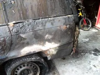 Denuncia gli occupanti rom e le incendiano la macchina