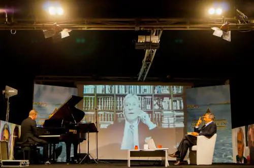 Feltri dà i voti nel suo ultimo libro: un 5 a Renzi, un 2 a Fini e un bell'8 al Papa