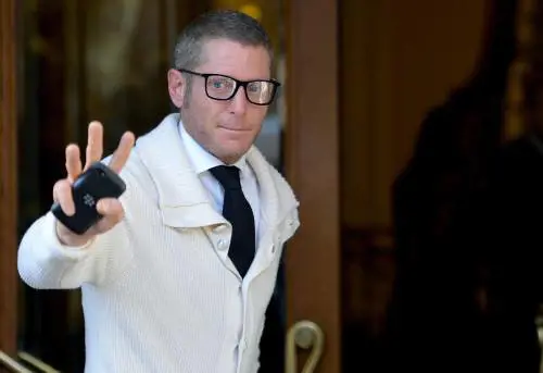 Cocaina, alcol, soldi e ricatto: così volevano incastrare Lapo. Ecco il video della mazzetta 