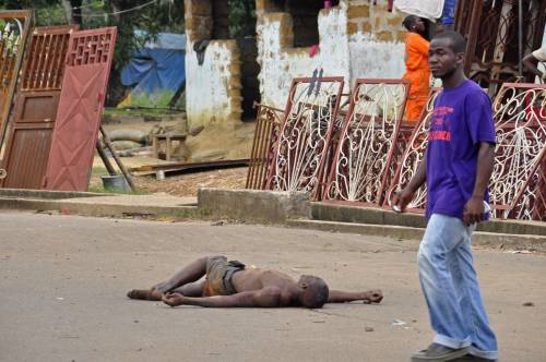 Ebola, i cadaveri abbandonati per strada