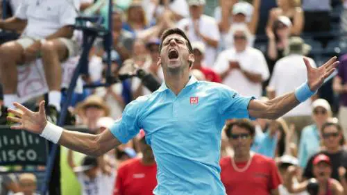 Le proverbiali 7 camicie per Djokovic per superare Monfils