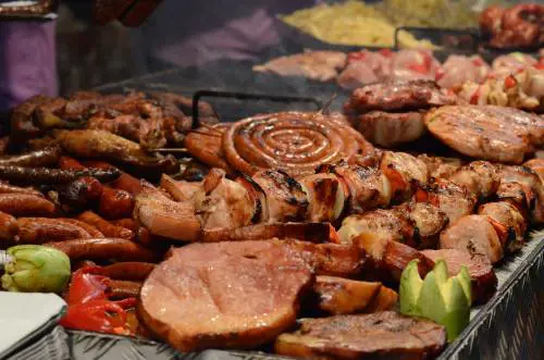 Coronavirus, barbecue a scuola con studenti e insegnanti: denunciati