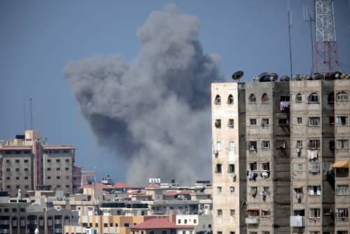 Fumo su Gaza City dopo uno strike aereo israeliano