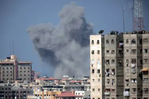 Fumo su Gaza City dopo uno strike aereo israeliano