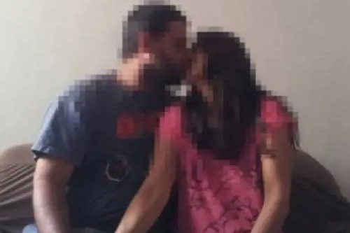 Dopo sette anni insieme e una figlia scoprono di essere fratello e sorella