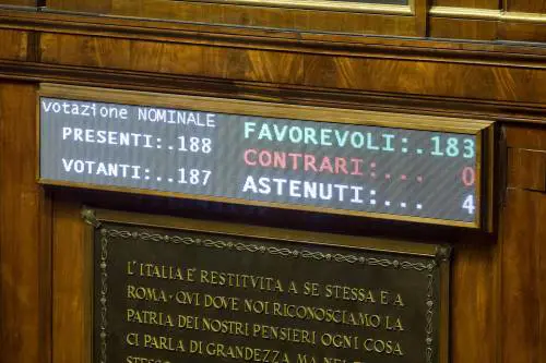 Passa il nuovo Senato ma la maggioranza non ha più i numeri