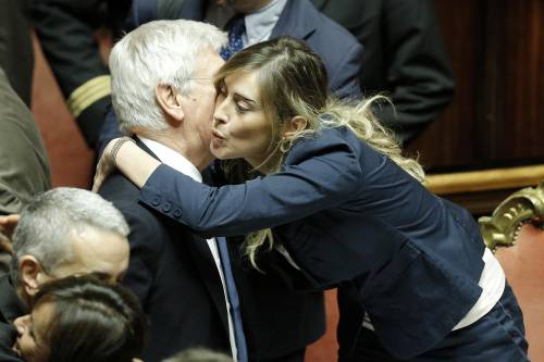 Baci, canguri e aria di vacanza al funerale di Palazzo Madama