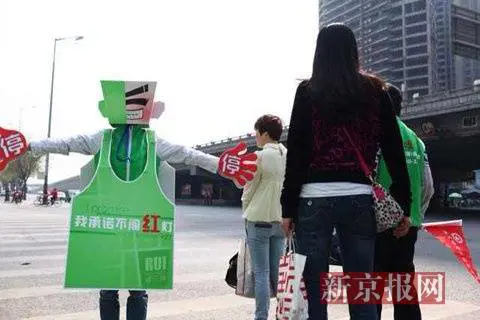 Passi col rosso in Cina? Devi indossare l'abito della vergogna
