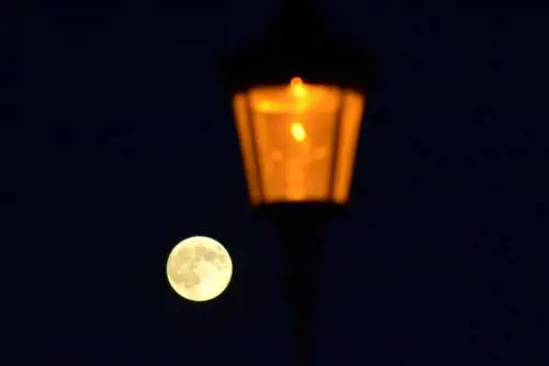 Proprietà in vendita sulla luna? Gli Stati Uniti mettono le mani avanti
