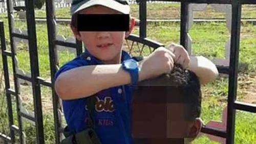 Il figlio del jihadista che regge la testa mozzata