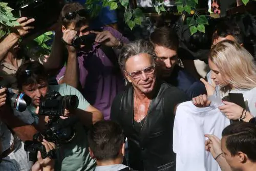 Mickey Rourke indossa la tshirt con Putin "È un bel tipo..."