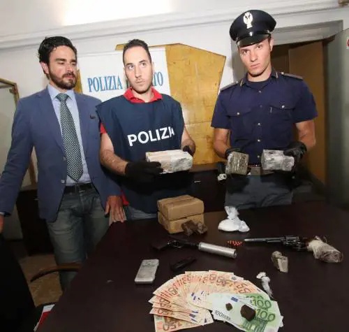 L'azienda va male e l'ingegnere sceglie di spacciare droga