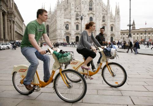 Le bici in condivisione del Bikemi milanese, davanti al Duomo