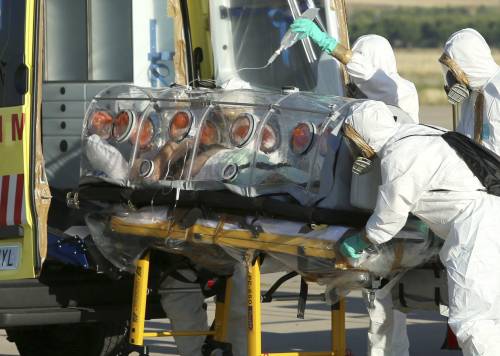 L'ebola contratta toccando un guanto: il contagio dell'infermiera terrorizza l'Ue