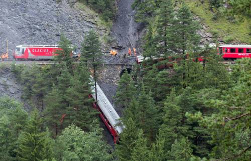 Deraglia il treno dei ghiacci. Terrore sui vagoni in bilico