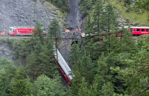 Deraglia il treno dei ghiacci. Terrore sui vagoni in bilico
