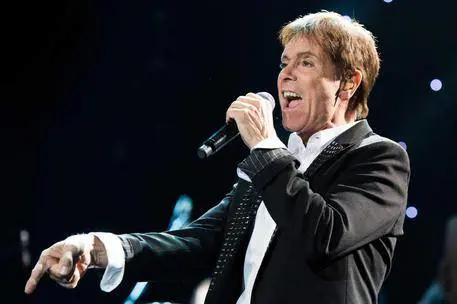 Abusi sessuali su minori, perquisita la casa di Cliff Richard