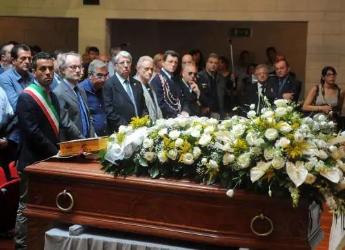 La folla dei ragazzi della Comunità Incontro e due vescovi al funerale del prete anti droga