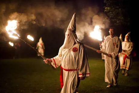 Il Ku Klux Klan manifesta contro la rimozione della bandiera dei confederati