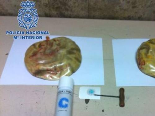 Madrid, donna fermata con 1,7 kg di cocaina nelle protesi del seno