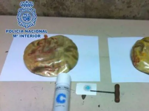Madrid, donna fermata con 1,7 kg di cocaina nelle protesi del seno