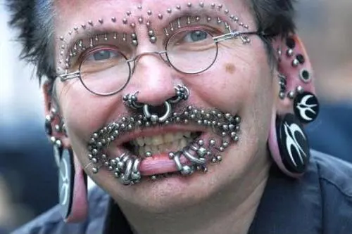 Dubai non fa entrare l'uomo con più piercing al mondo