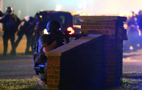 Ferguson, ancora scontri. Agente uccide un rapinatore