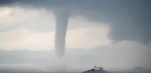 Il maltempo sferza il Nord. Trombe d'aria in Liguria. Nubifragi a Genova e Milano