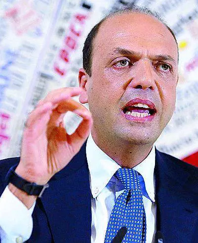 Schiaffo dell'Ue: l'Italia si arrangi contro gli sbarchi