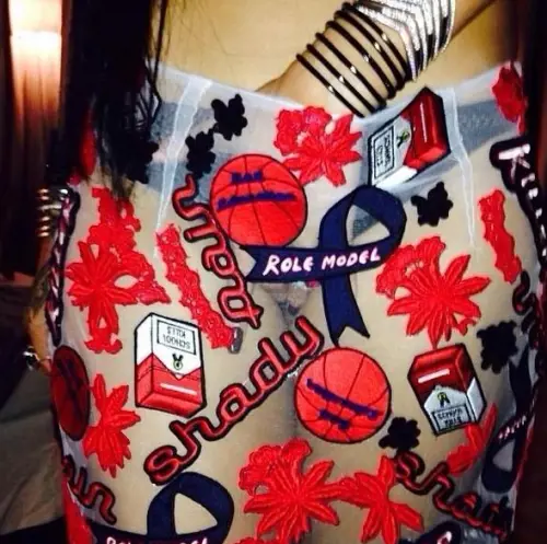 Rihanna, mano  fra le gambe  e autoerotismo