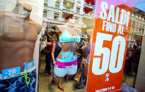 Freddo e crisi: tremano anche i saldi